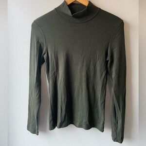 🦋 2/$20 Jones New York olive green turtleneck